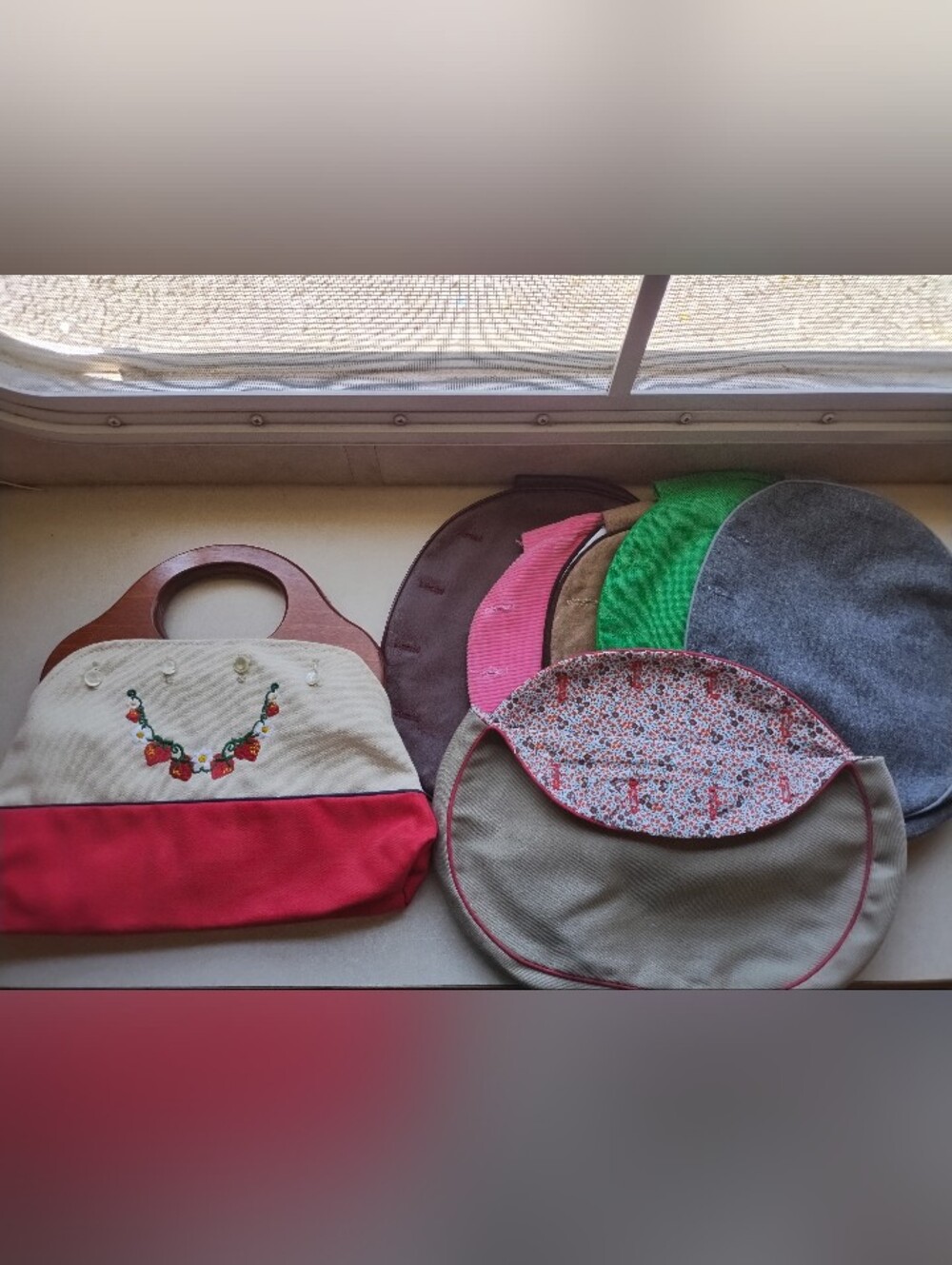 Banner House Wooden Handle Bermuda Purse With 7 Interchangeable Purse Covers